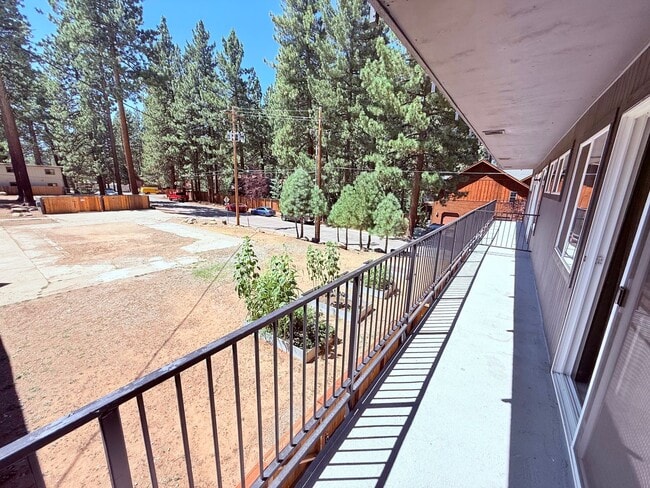 Building Photo - Pet friendly 1 bed apartment in South Lake Tahoe