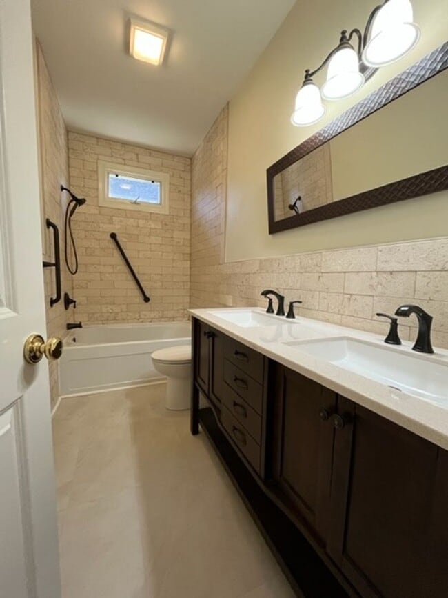 Building Photo - Gorgeous, updated 4 bedroom 2 bathroom hom...