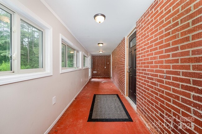 Building Photo - 6118 S Rocky River Rd