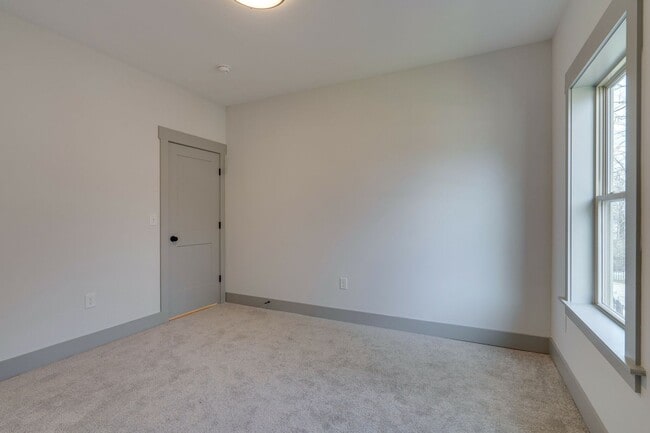 Building Photo - Stunning 3BE/2.5BA in the SHELBY PARK area! Easy DOWNTOWN access!