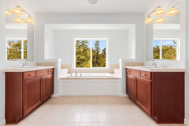 Building Photo - Redmond Stunner!!!