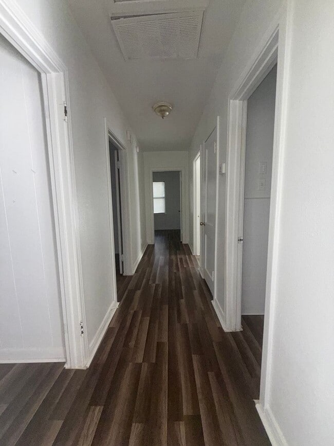 Building Photo - Cozy 3 Bedroom Family Home