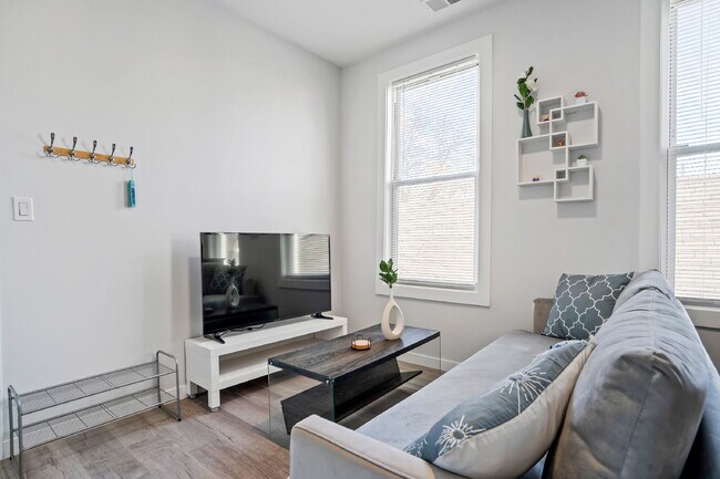 Building Photo - Urban Living: Spacious 2-Bedroom Haven in the Heart of Chicago!