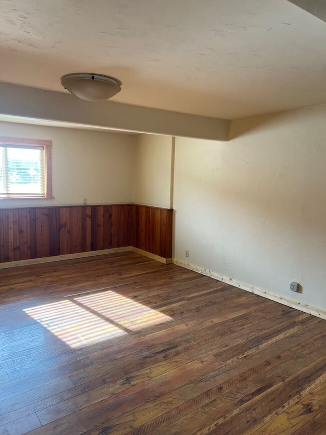 Building Photo - 702