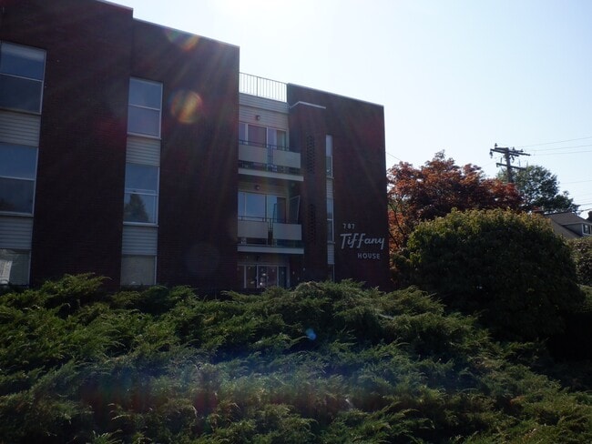 Primary Photo - 787 Farmington Ave