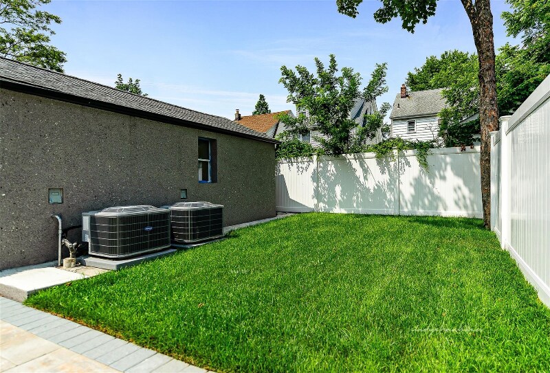 Building Photo - 71-31 Loubet St