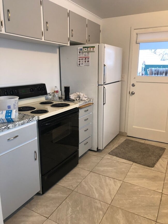 Building Photo - 2 Bedroom home with detached Office/Room.