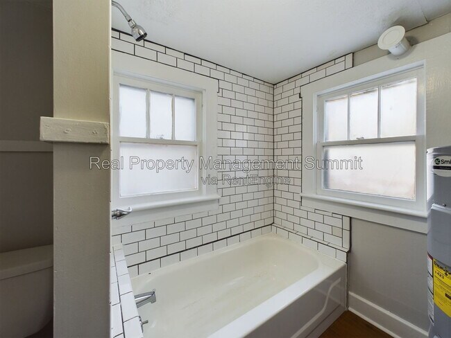 Building Photo - 2408 Poplar St