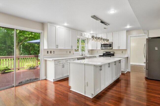 Building Photo - Beautifully updated and spacious 5-bedroom, 3.5-bath home for rent in the heart of Woodbridge