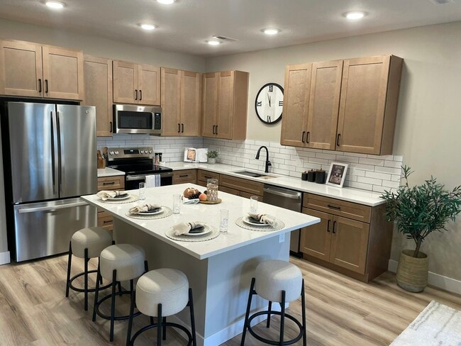 Building Photo - 640-688 S Harrison Street, Unit 642