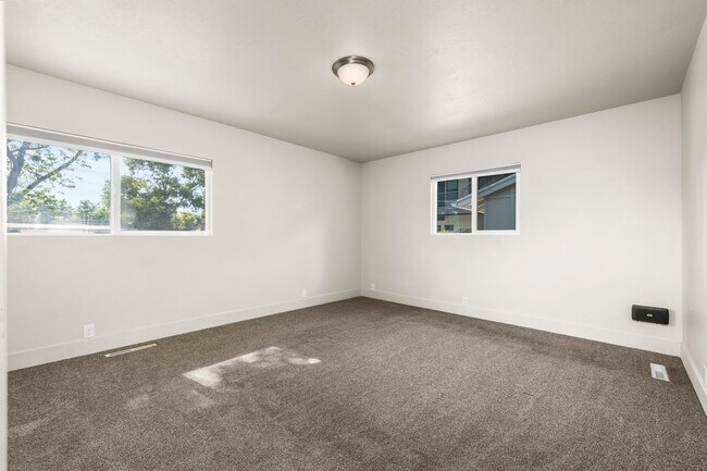 Building Photo - 31 W 100 N
