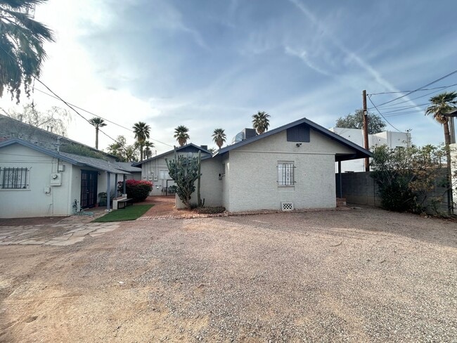 Building Photo - Historic District 2 bed 1 bath & Large Storage Unit near Friendship Garden of PHX