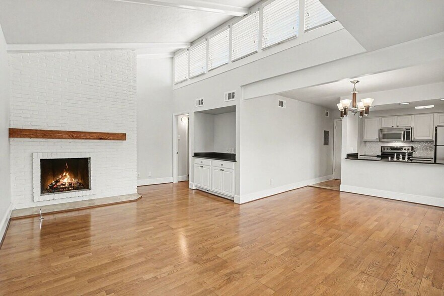 Building Photo - 5926 Sandhurst Ln