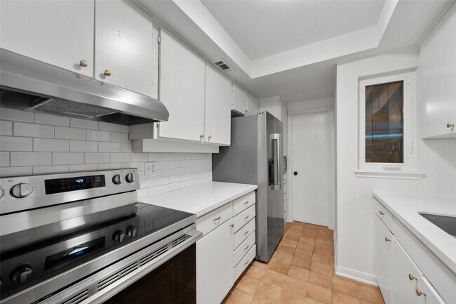 Building Photo - 9654 Westview Dr