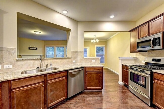 Building Photo - 1075 Hampton Oaks Dr