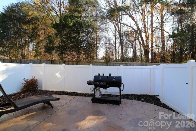 Building Photo - 2090 Shady Pond Dr