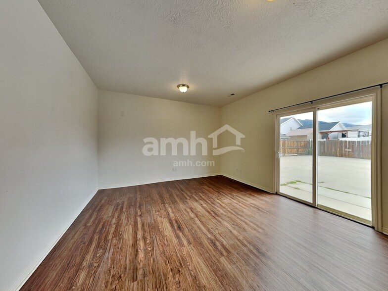 Building Photo - 468 E 1480 N