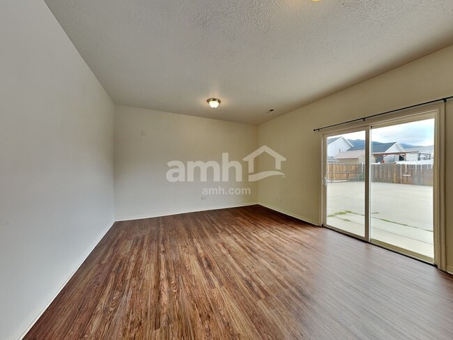 Building Photo - 468 E 1480 N