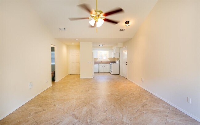 Building Photo - 8 Green Haven Dr