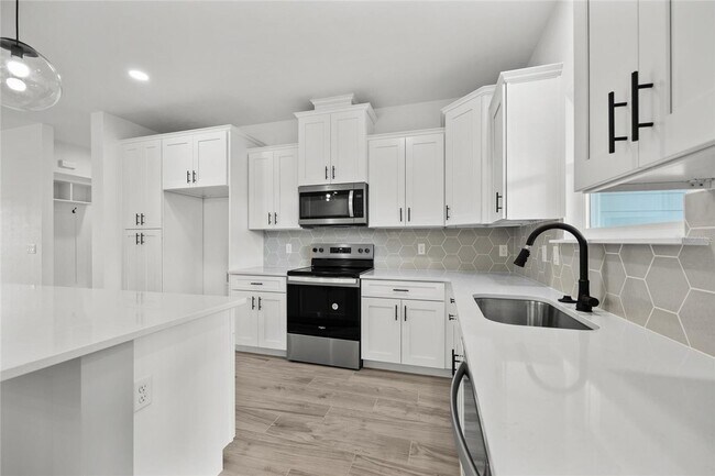 Building Photo - New Construction 3/2 in Bronson