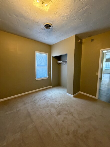 Building Photo - 423 W Walnut St