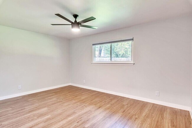 Building Photo - Beautiful 3/2 near Domain