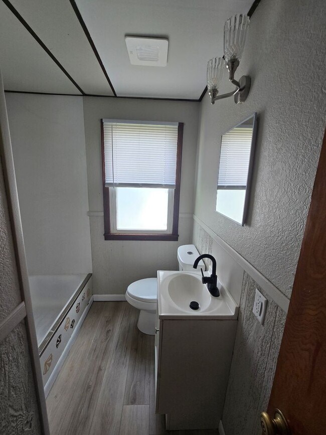 Building Photo - Updated 2 Bedroom Ranch