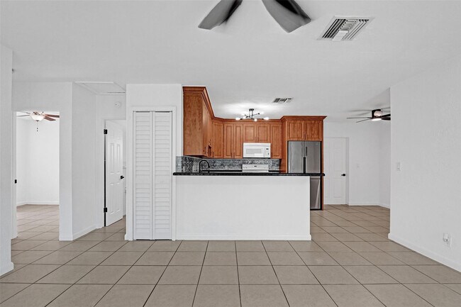 Building Photo - 6101 NE 7th Ave