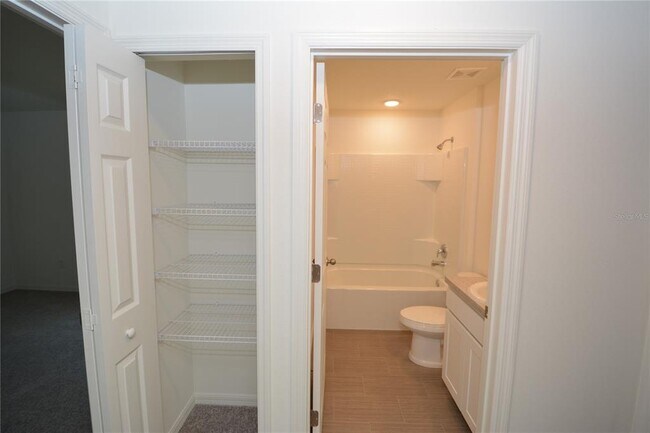 Building Photo - 11 Roxland Ln
