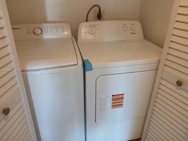 Building Photo - 10420 SW 158th Ct