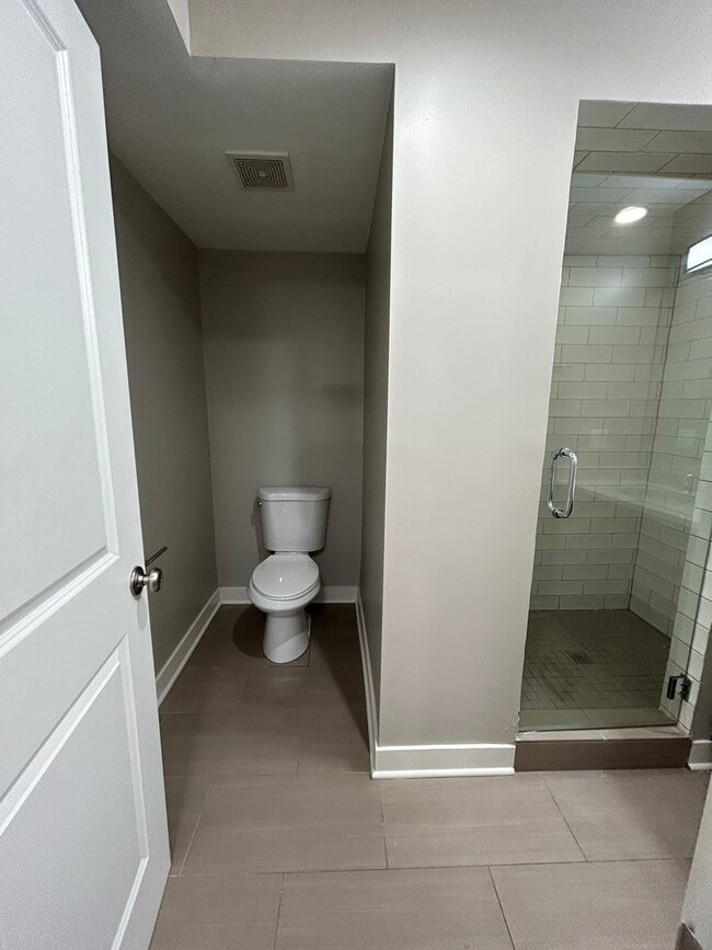 Building Photo - 753 W Buckingham Pl