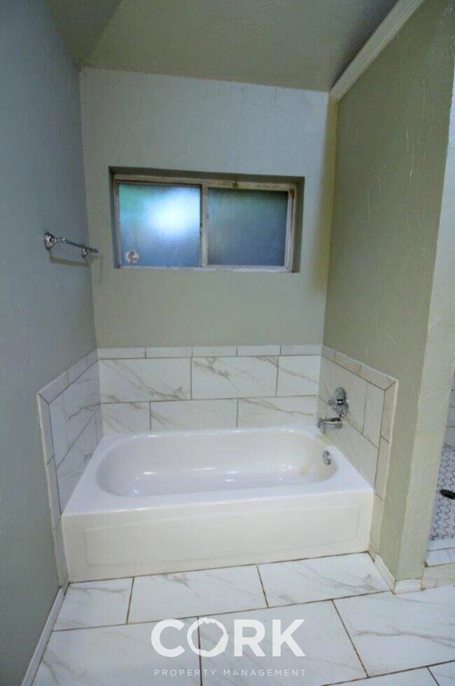 Building Photo - 927 Castle Rd