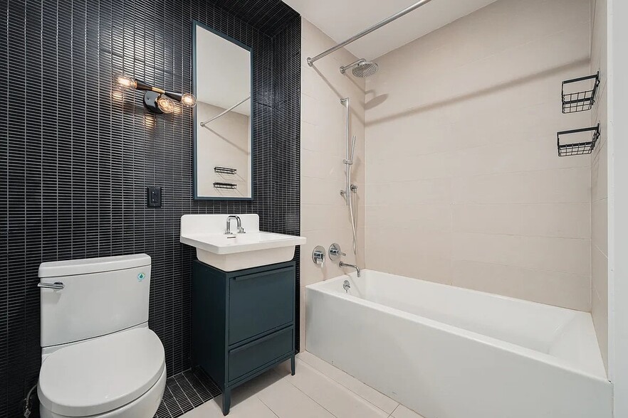 Building Photo - 123 Melrose St