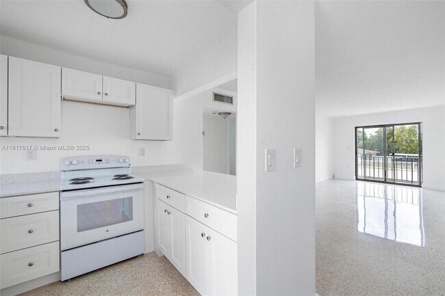 Building Photo - 405 W 11th St