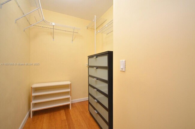 Building Photo - 335 Navarre Ave