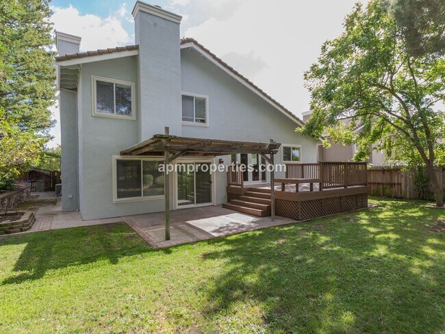 Building Photo - Elegant 4 Bedroom, 3 bath, 3-Car Garage in...