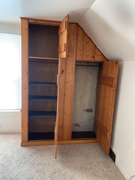 Closet Space - 406 N Hamilton St