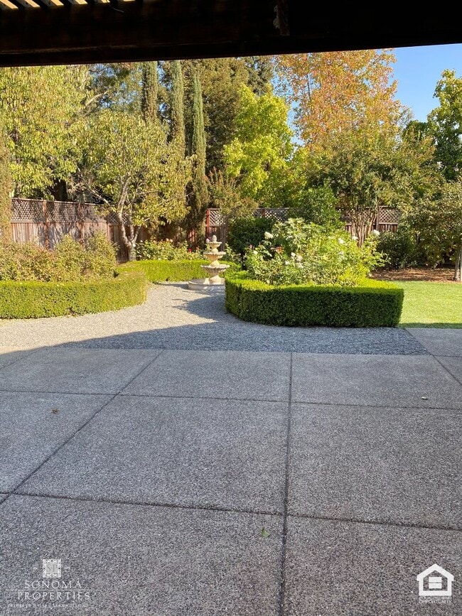 Building Photo - 4 Bedroom Eastside Gem!