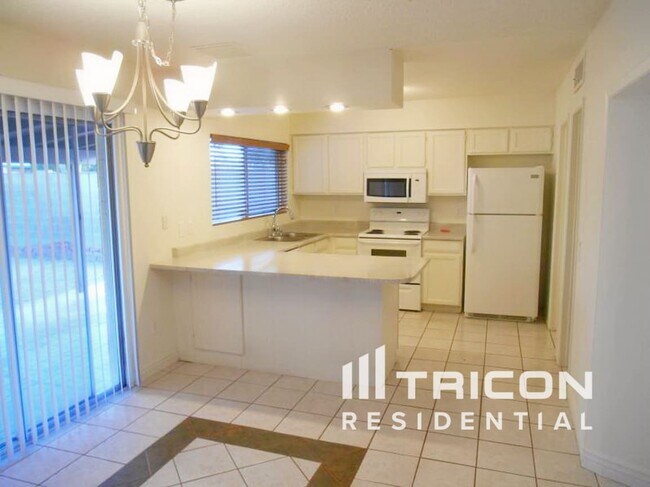Building Photo - 1128 W Hermosa Dr