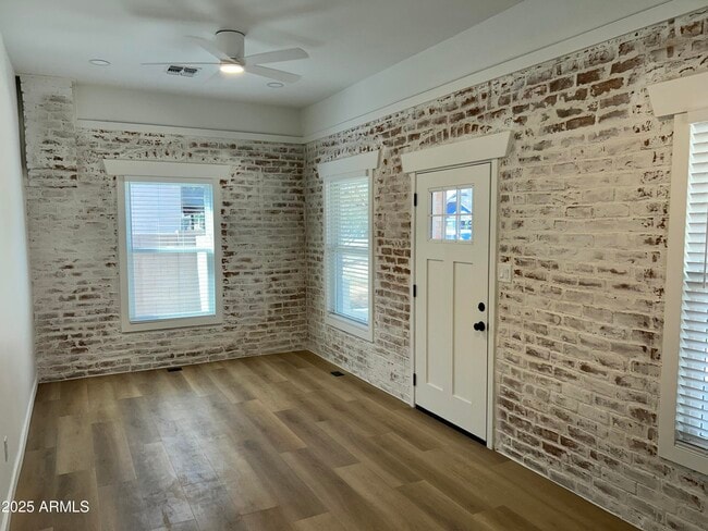 Building Photo - 921 E Roosevelt St