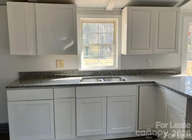 Building Photo - 141 Little Country Ln