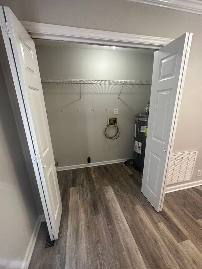 Building Photo - Cute 2 Bed 2.5 Bath House Near MTSU!