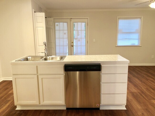 Building Photo - 3br/2ba cottage by LSU with all new appl, 2nd house from River Road