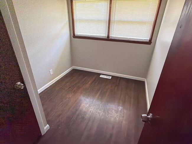 Building Photo - Welcome home to this charming 3-bedroom, 1-bath
