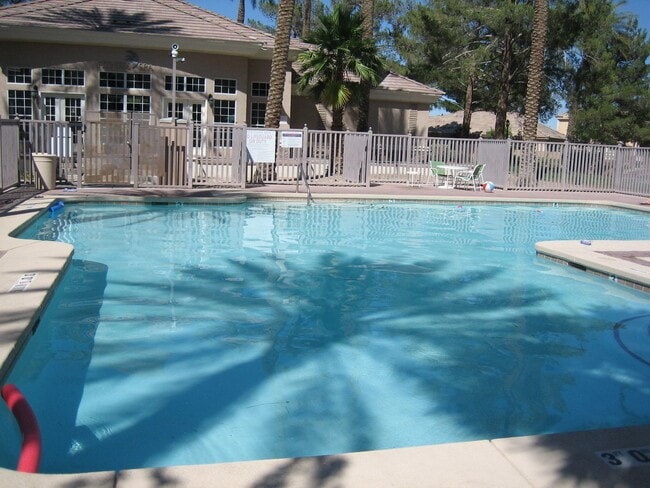 Building Photo - Single story, gated, 3bed, 2bath, 2car garage, Club house, Community Pool, Spa, Fitness room, CCRs