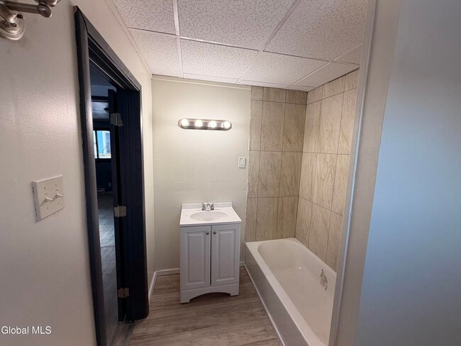 Building Photo - 54 Arch St