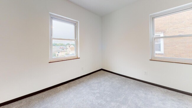 Building Photo - Parma - 2 Bedroom - 3rd Floor Unit