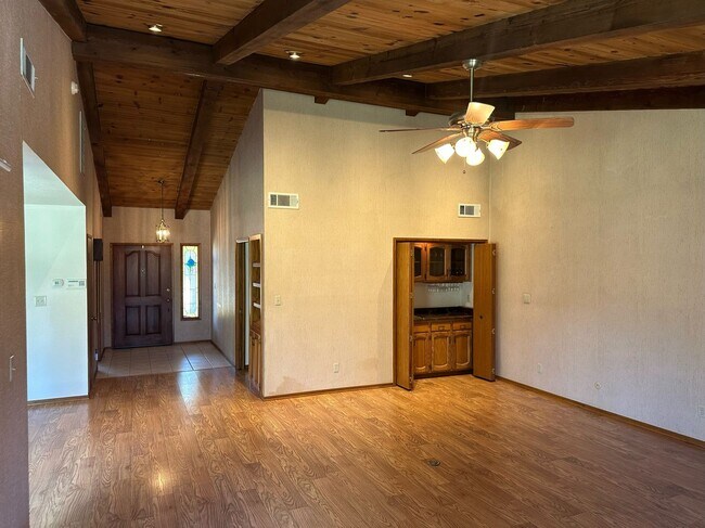 Building Photo - 475 E Mercedes Ave