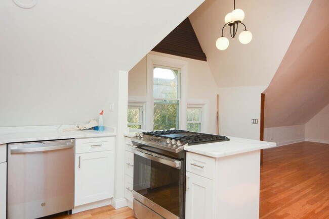 Building Photo - 1111 W Roscoe St