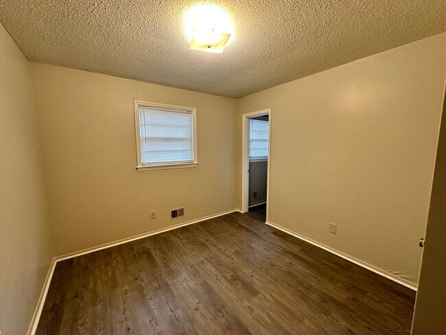 Building Photo - 4036 Tavineer Dr
